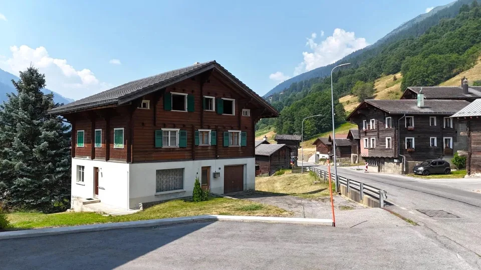 Casa bifamiliare affascinante in una posizione soleggiata nel Goms