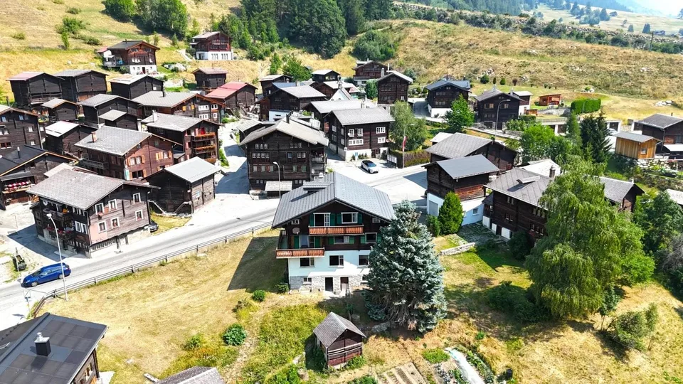 Casa bifamiliare affascinante in una posizione soleggiata nel Goms – foto 20 di 22