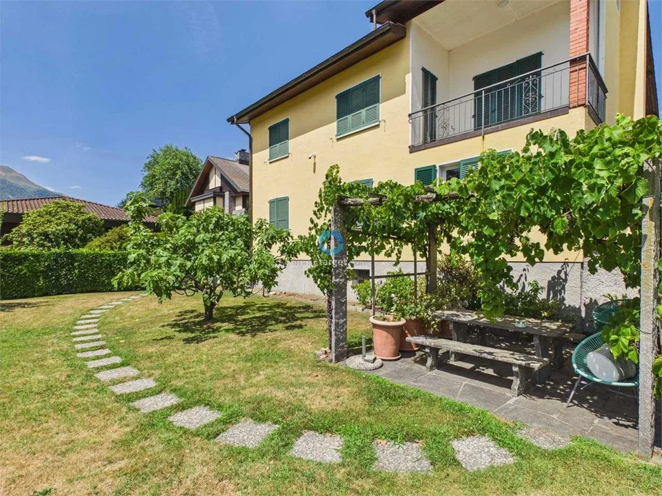 Casa bifamiliare da ristrutturare con grande giardino, grottino e pote