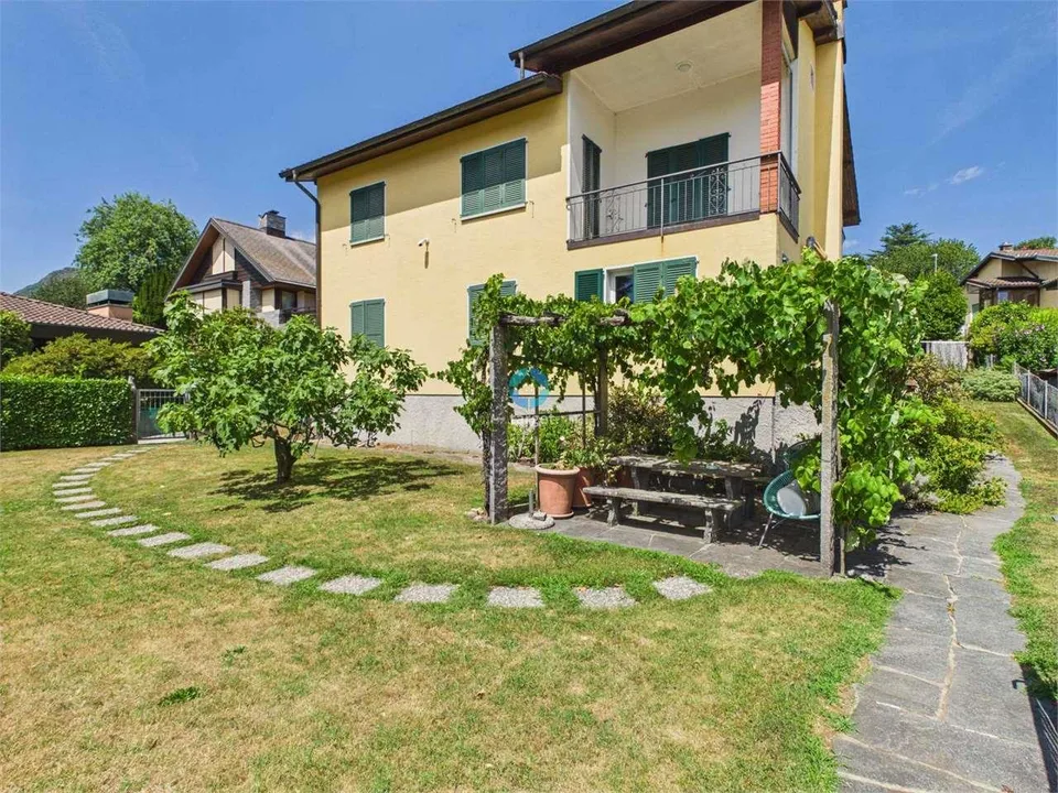 Casa bifamiliare da ristrutturare con grande giardino, grottino e pote