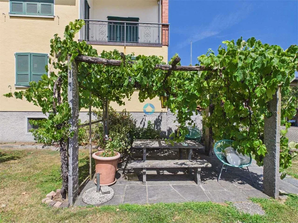 Casa bifamiliare da ristrutturare con grande giardino, grottino e pote