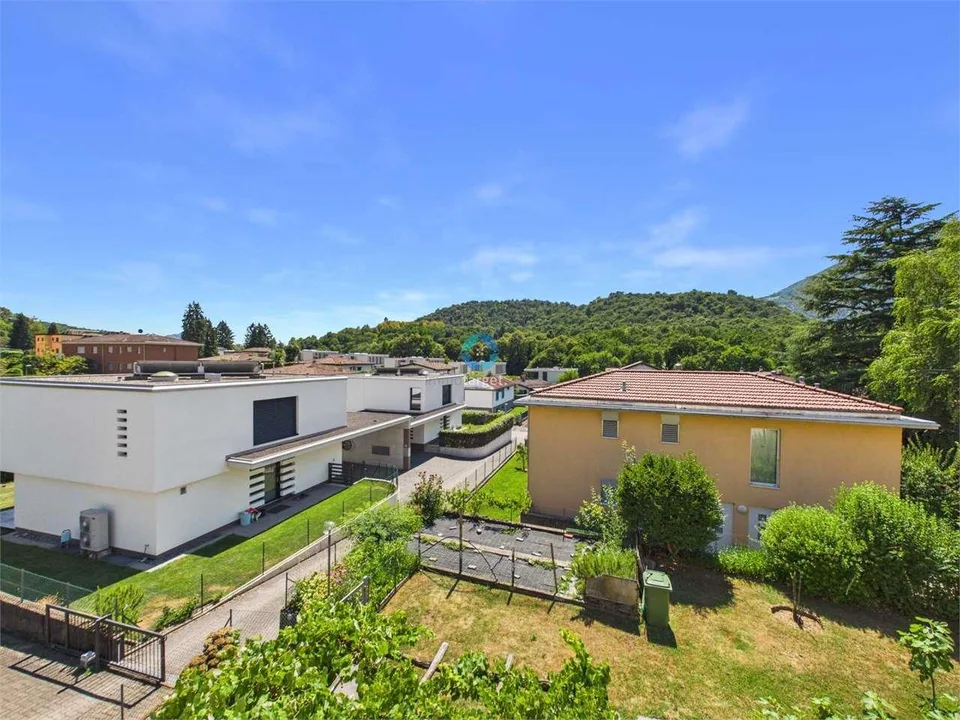 Casa bifamiliare da ristrutturare con grande giardino, grottino e pote