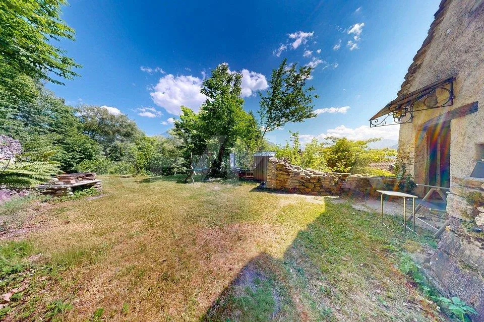 Rustico con giardino e bosco