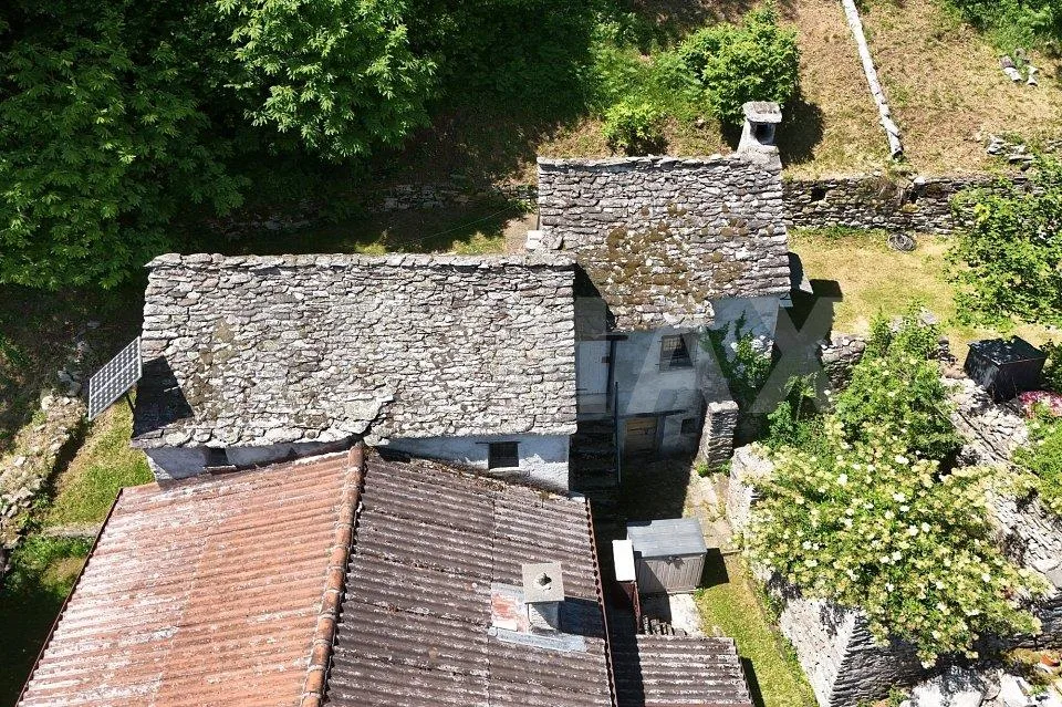 Rustico con giardino e bosco