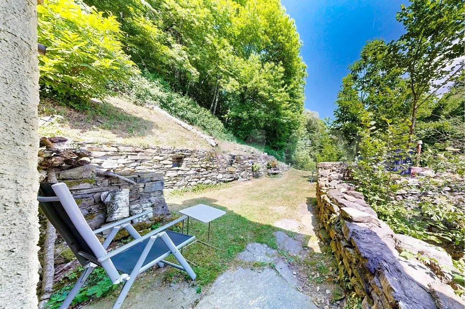 Rustico con giardino e bosco – Foto 7 von 13