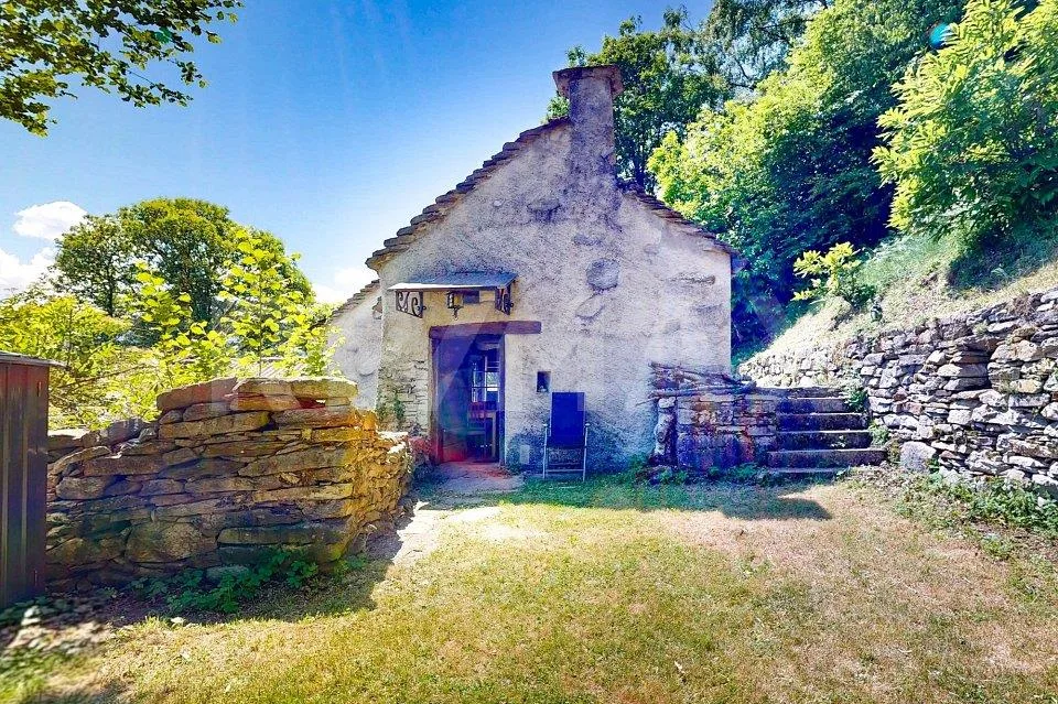 Rustico con giardino e bosco