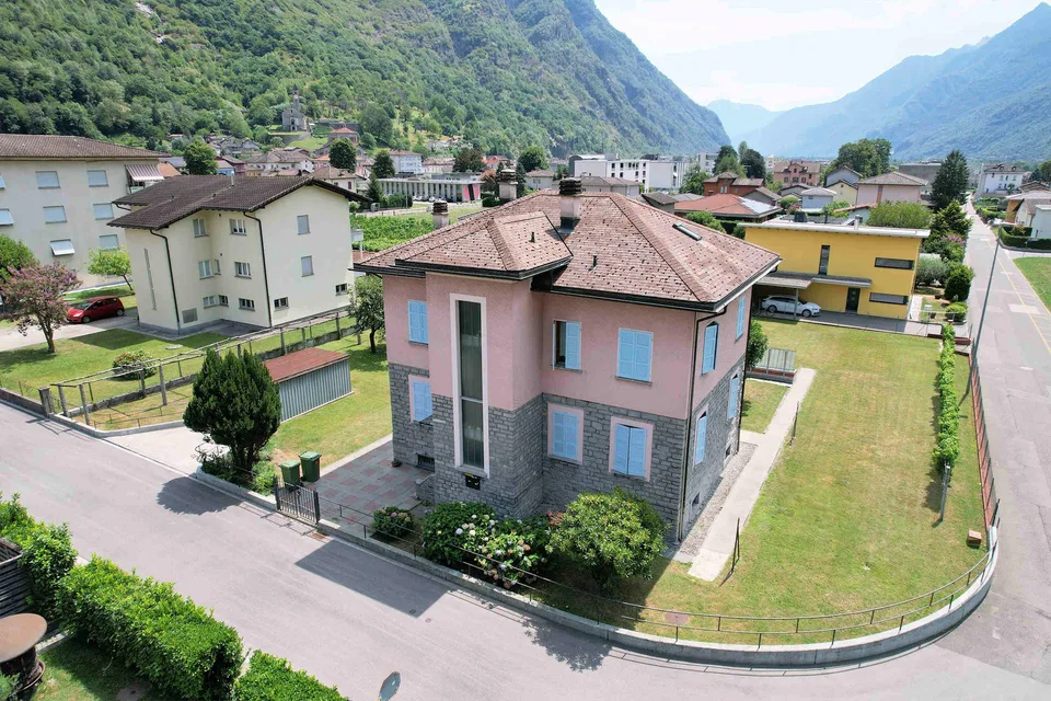 Casa bifamiliare con bel giardino pianeggiante