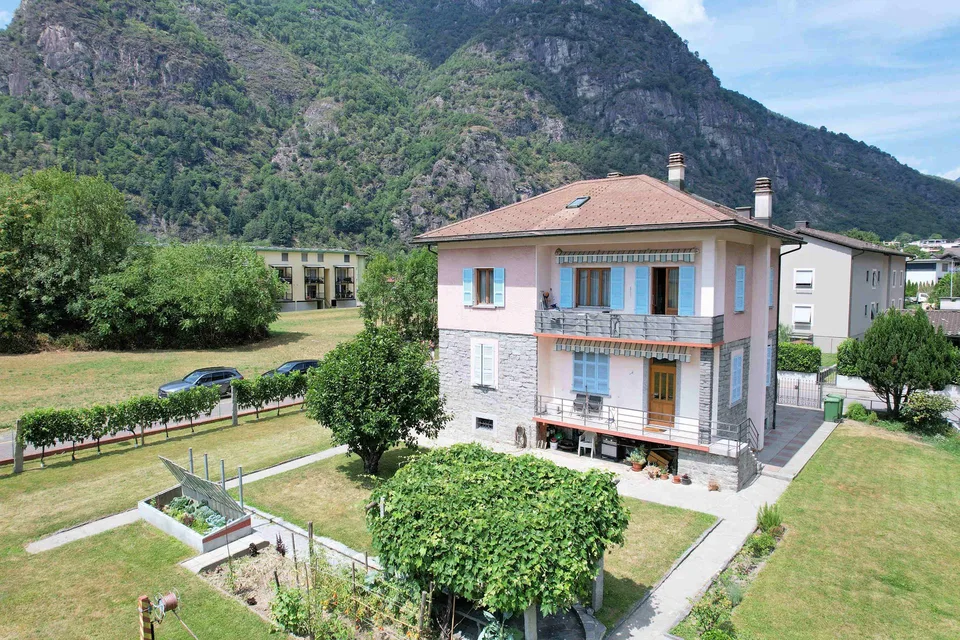 Casa bifamiliare con bel giardino pianeggiante