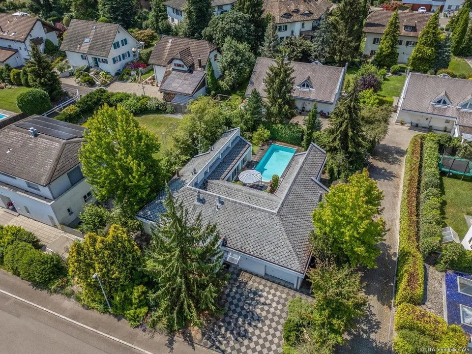 Privates Wohnparadies mit Lift und Pool-Atrium