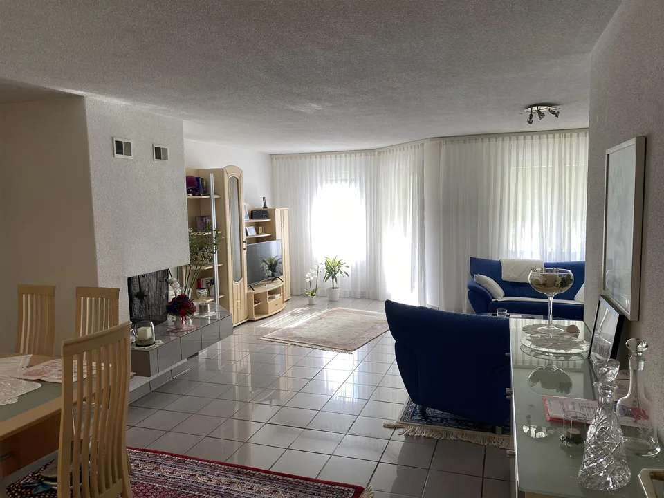 Zu verkaufen grosse 2 1/2 Zi.-Whg. mit Sitzplatz