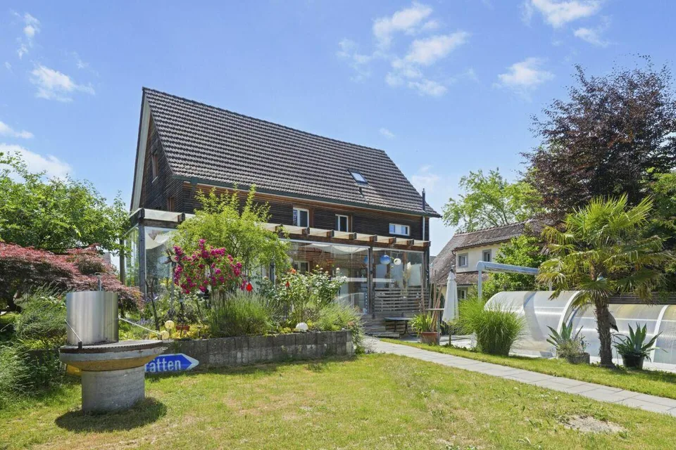 Charme trifft Komfort - Ihr stilvoll saniertes Zuhause mit Pool in ...