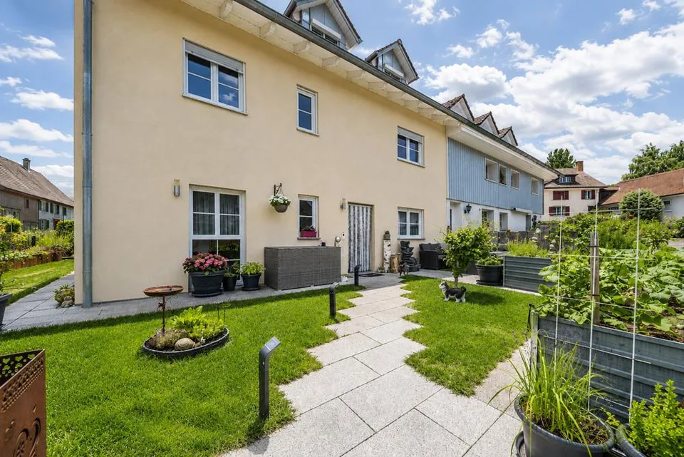 Traumhafte Doppelhaushälfte mit Garten und Poollandschaft
