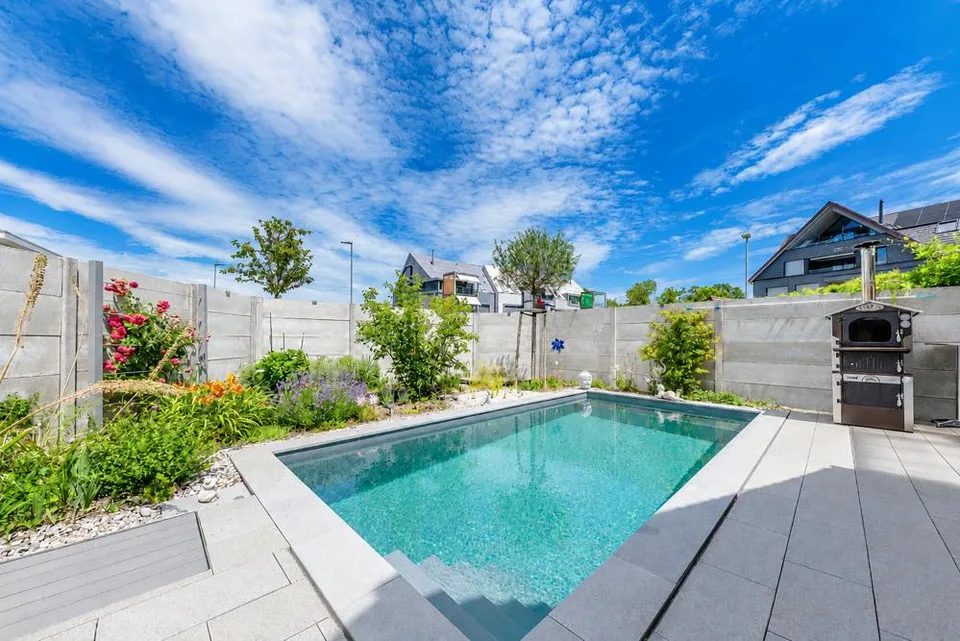 Traumhafte Doppelhaushälfte mit Garten und Poollandschaft