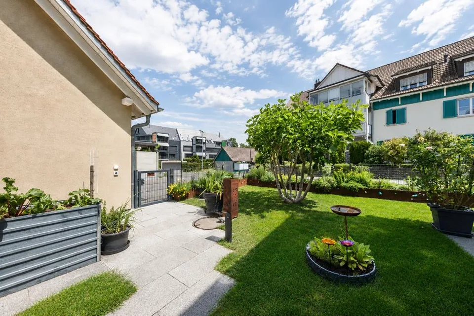 Traumhafte Doppelhaushälfte mit Garten und Poollandschaft