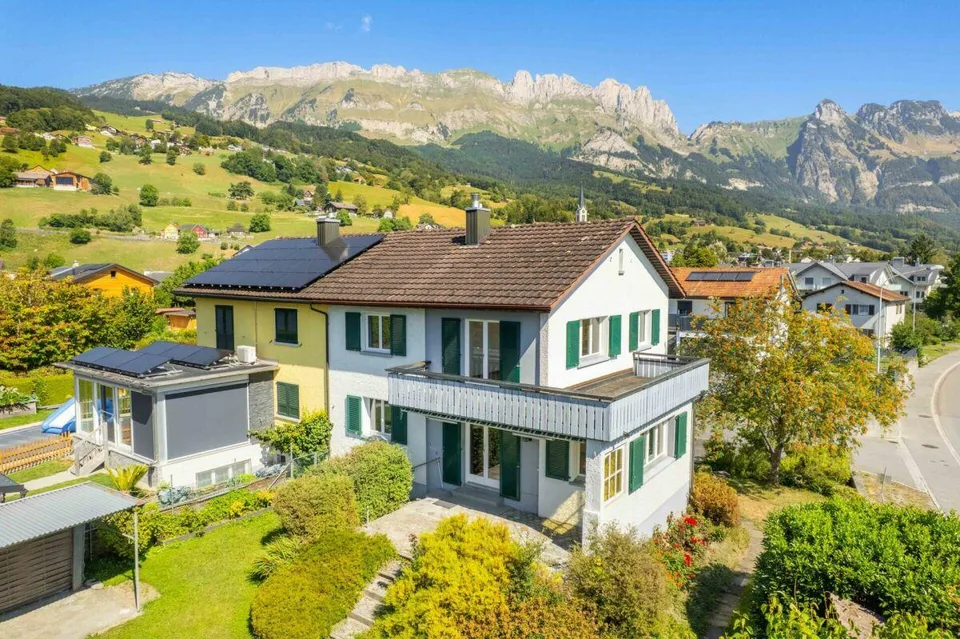 Charmantes Doppeleinfamilienhaus an ruhiger Lage mit Weitsicht