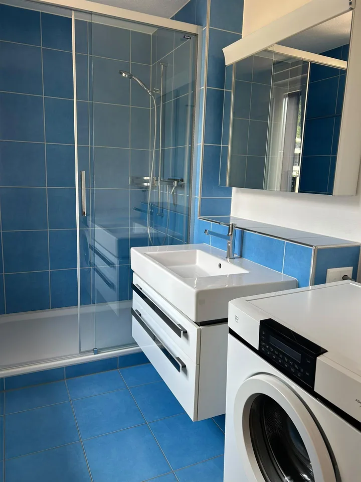 Appartamento centrale di 4 locali con giardino privato, lavatrice propria e attrezzature moderne con VISTA MOZZAFIATO SULLA MONTAGNA Animali domestici ammessi
