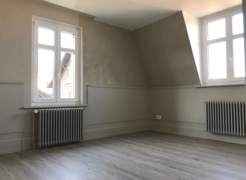 Aussergewöhnliche 2.5-Zi-Dachwohnung im Breitequartier zu vermieten.