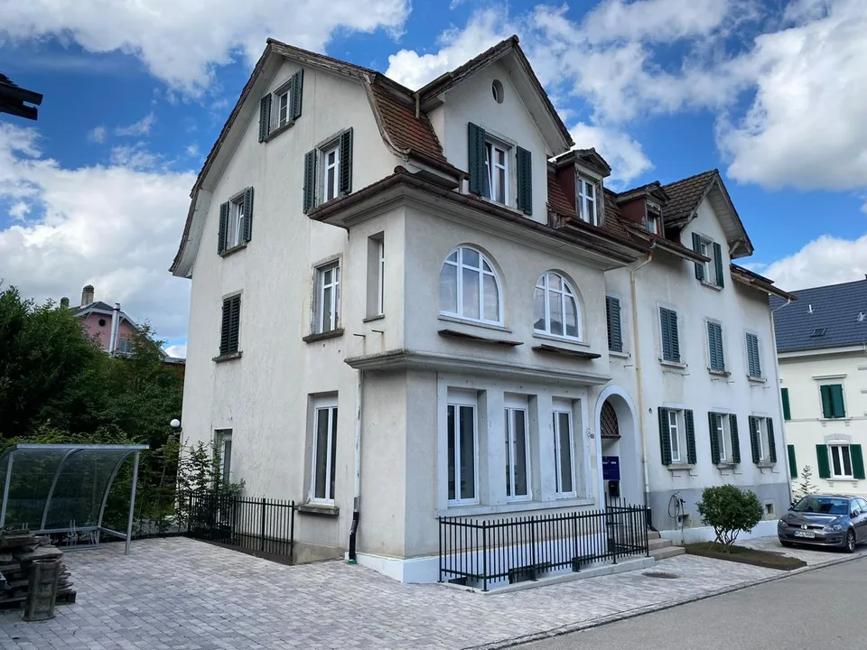 Aussergewöhnliche 2.5-Zi-Dachwohnung im Breitequartier zu vermieten.