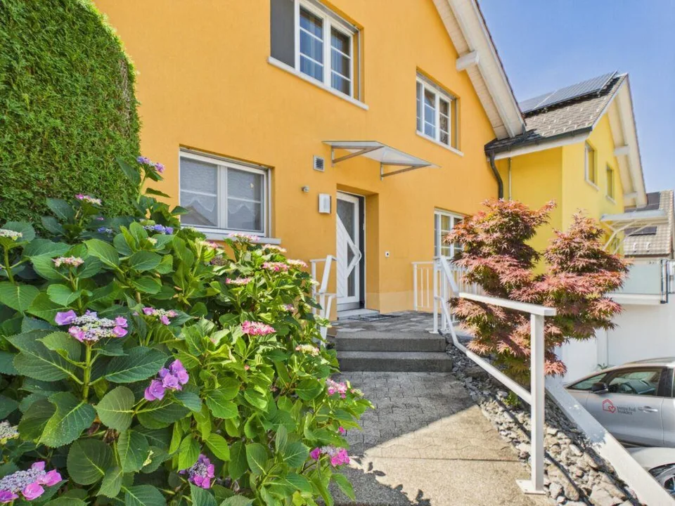 Traumhaftes Doppeleinfamilienhaus in Familienquartier