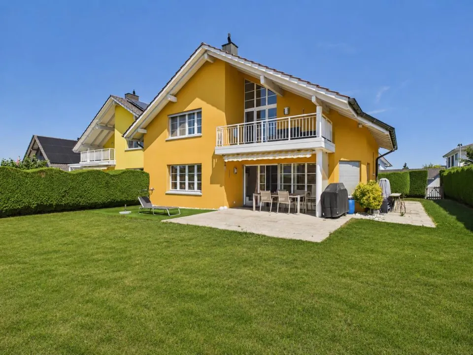 Traumhaftes Doppeleinfamilienhaus in Familienquartier