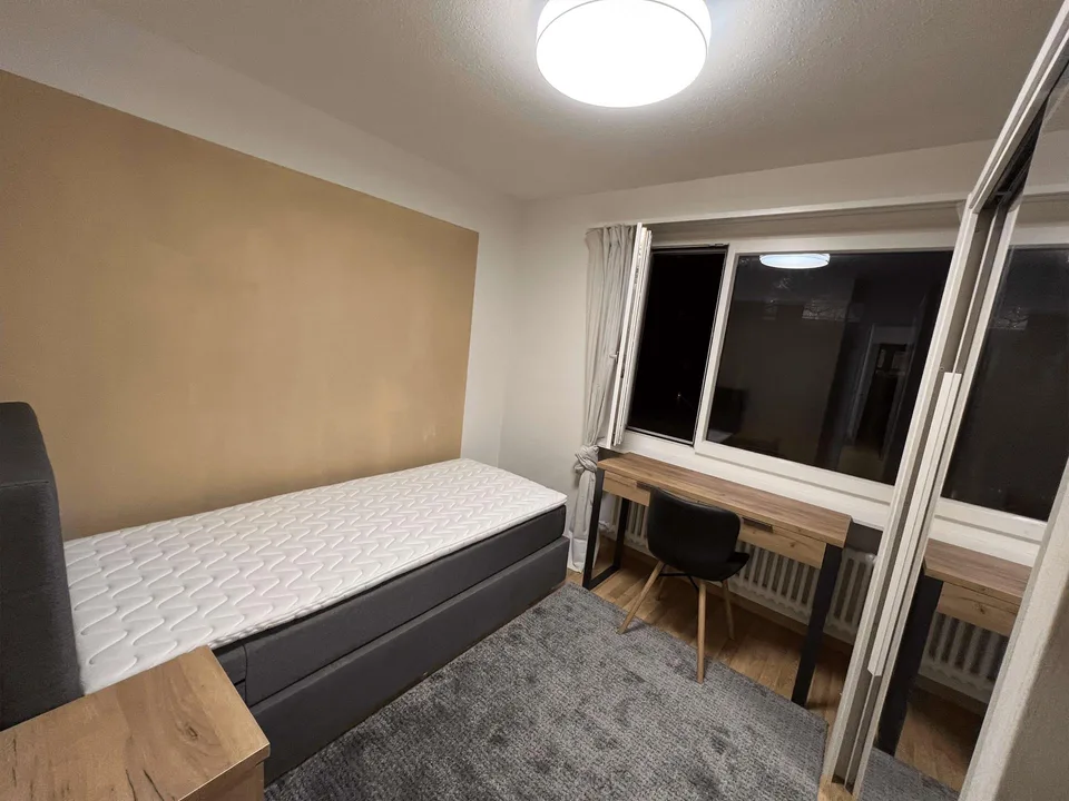 Möbliertes Zimmer in modernisierter Wohnung an top Lage