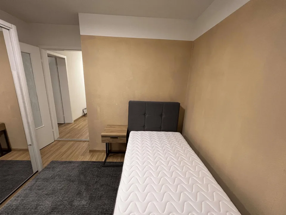 Möbliertes Zimmer in modernisierter Wohnung an top Lage