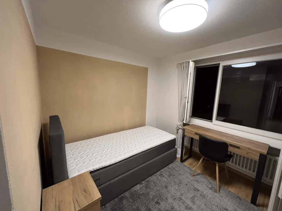 Möbliertes Zimmer in modernisierter Wohnung an top Lage