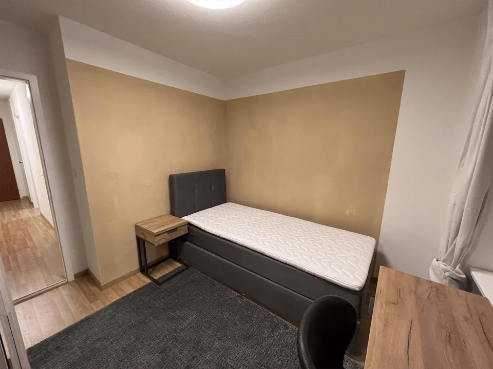 Möbliertes Zimmer in modernisierter Wohnung an top Lage