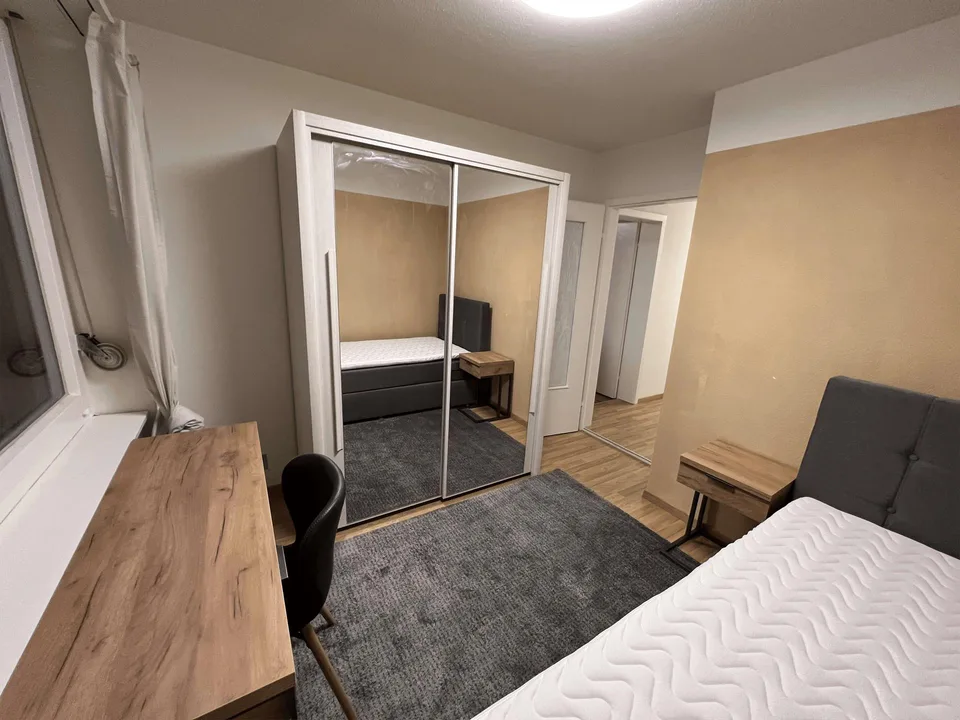 Möbliertes Zimmer in modernisierter Wohnung an top Lage