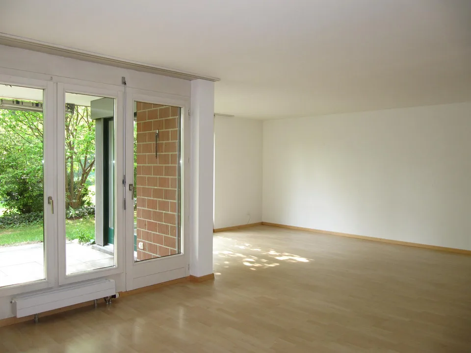 Grosse, lichtdurchflutete 3.5 Zimmer Wohnung