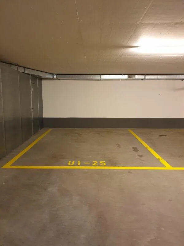 Überbreiter Einstellplatz mit direktem Zugang vom Aussenbereich