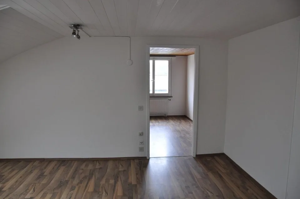 Gemütliche und schöne Dachwohnung zu vermieten