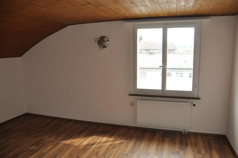 Gemütliche und schöne Dachwohnung zu vermieten