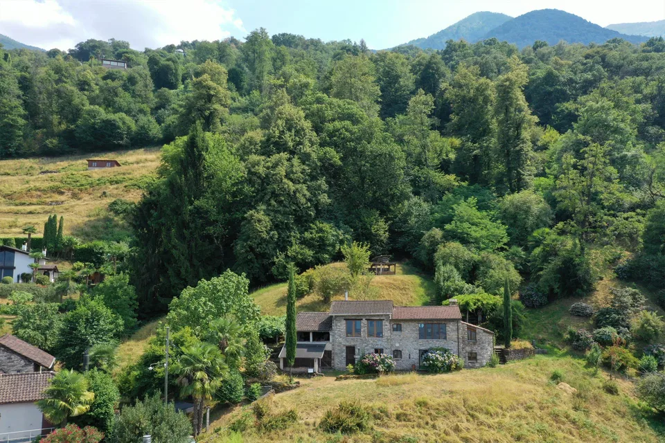 Komfortables Rustico mit Panoramasicht auf See und Berge