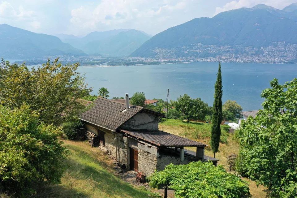 Komfortables Rustico mit Panoramasicht auf See und Berge in Vira Gamb.