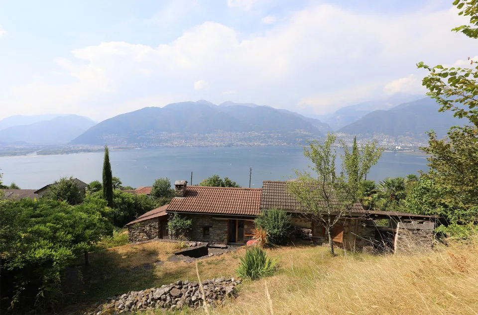 Komfortables Rustico mit Panoramasicht auf See und Berge in Vira Gamb.