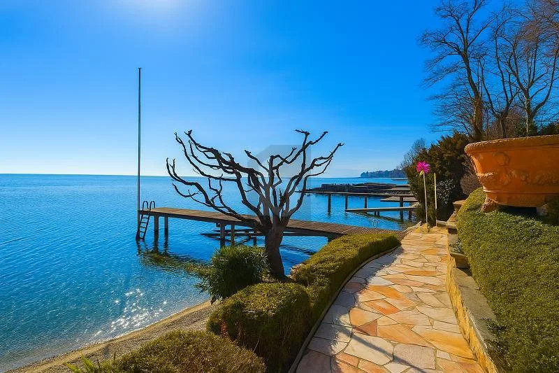 ULTRA EXCLUSIVE AVEC PLAGE ET PONTON PRIVÉS