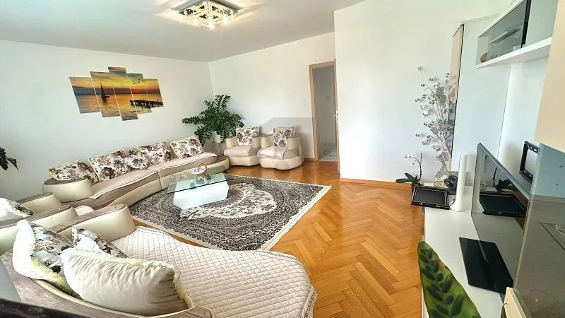 SPAZIOSO CON TERRAZZA SOLEGGIATA