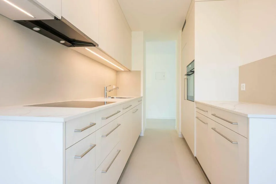 Appartamento moderno 4.5 locali con 2 balconi e AEP / cucina e bagni nuovi