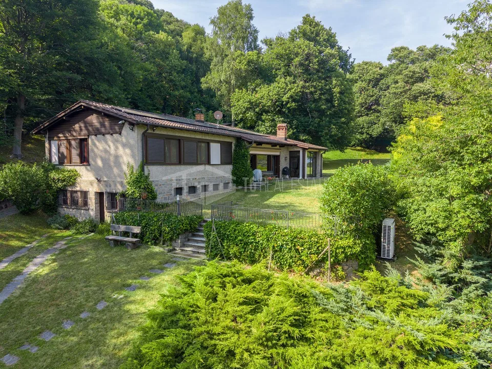 VILLA COMPLETAMENTE RISTRUTTURATA CON PARCO, PISCINA PANORAMICA E V...