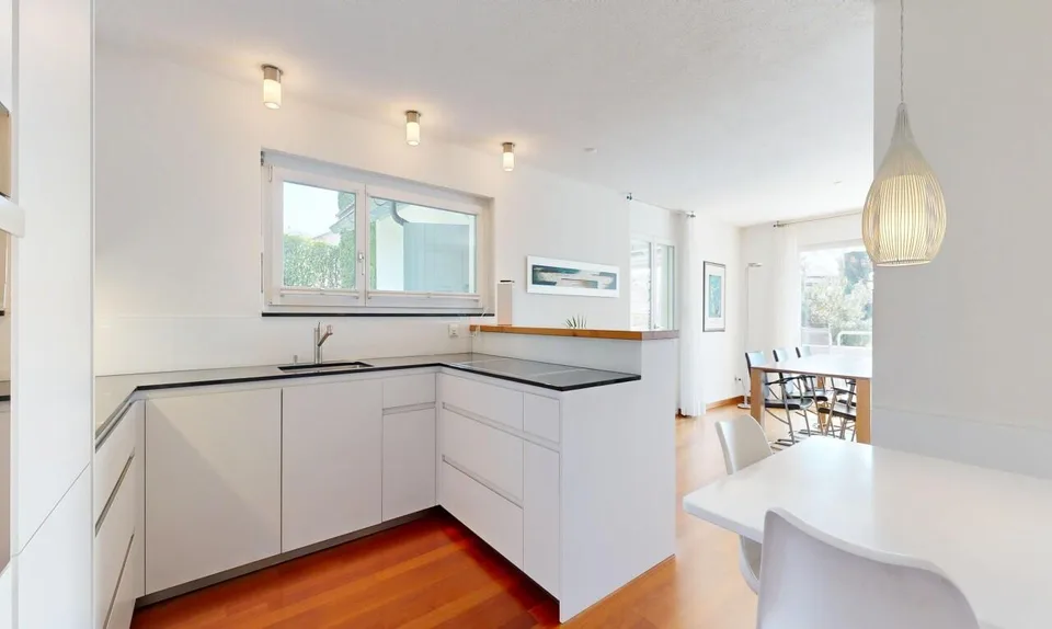 Stilvolles Doppeleinfamilienhaus an familienfreundlicher Lage