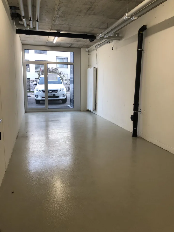 24.50 m² grosser Lager- / Gewerberaum mit viel Tageslicht
