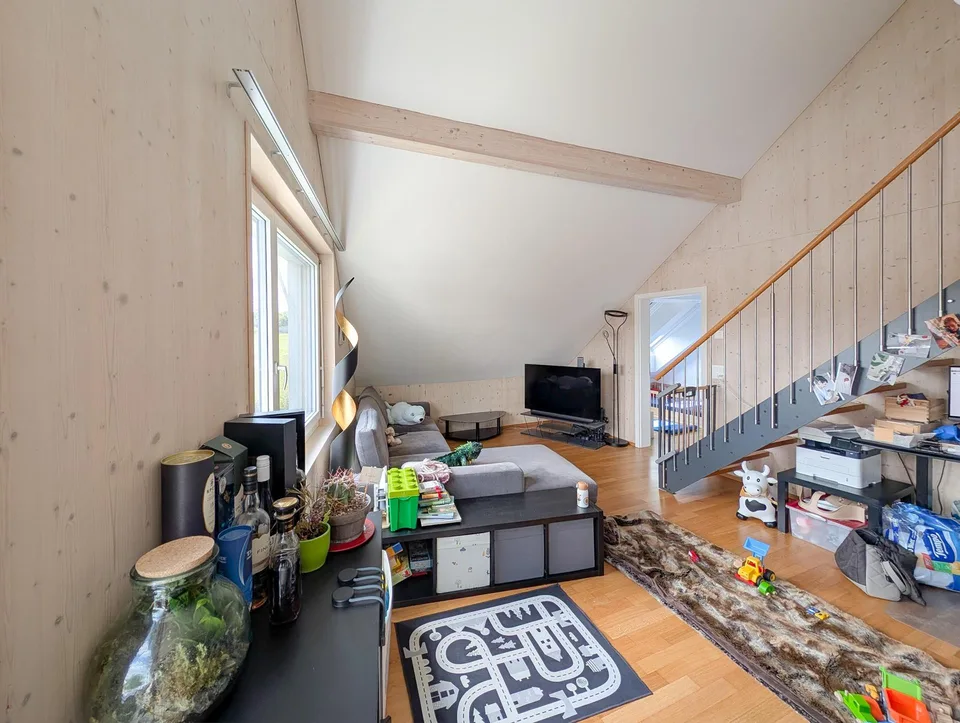 Gepflegte Duplex-Dachwohnung mit gemütlicher Loggia