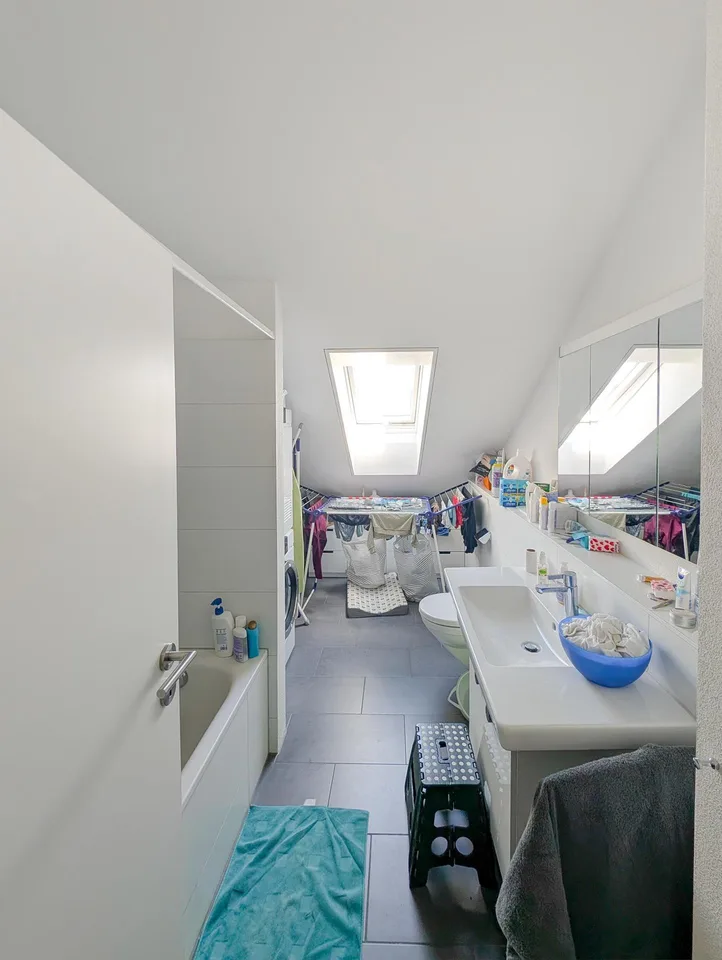 Gepflegte Duplex-Dachwohnung mit gemütlicher Loggia