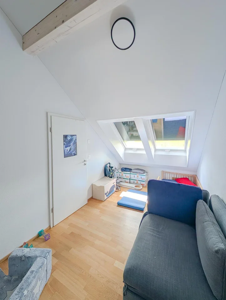 Gepflegte Duplex-Dachwohnung mit gemütlicher Loggia