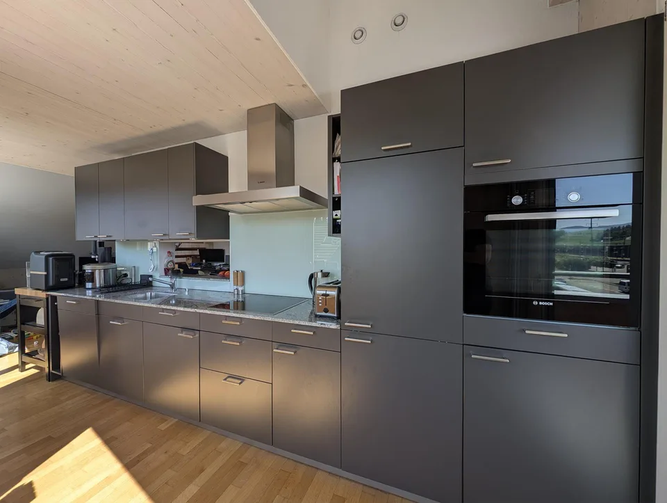 Gepflegte Duplex-Dachwohnung mit gemütlicher Loggia