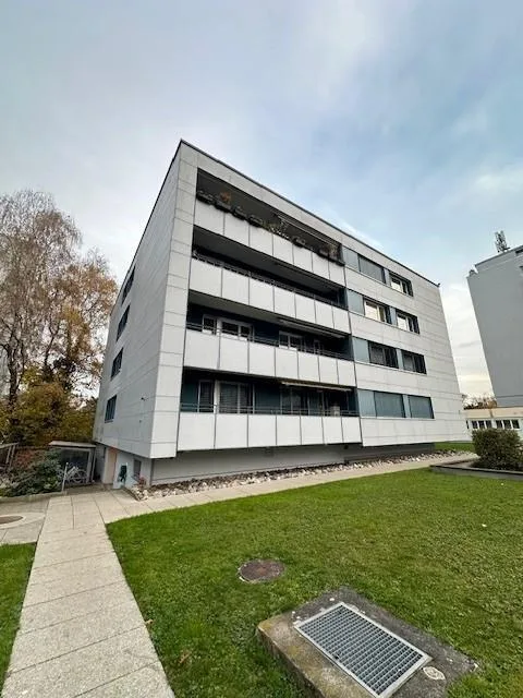 Helle und grosszügige 2.5 Zimmerwohnung in mitten Zürich Seebach
