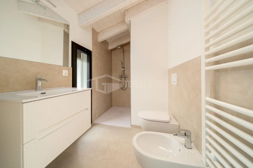NEUES DACHGESCHOSS-MANSARDEMIT SEEVIEW – Foto 9 von 17