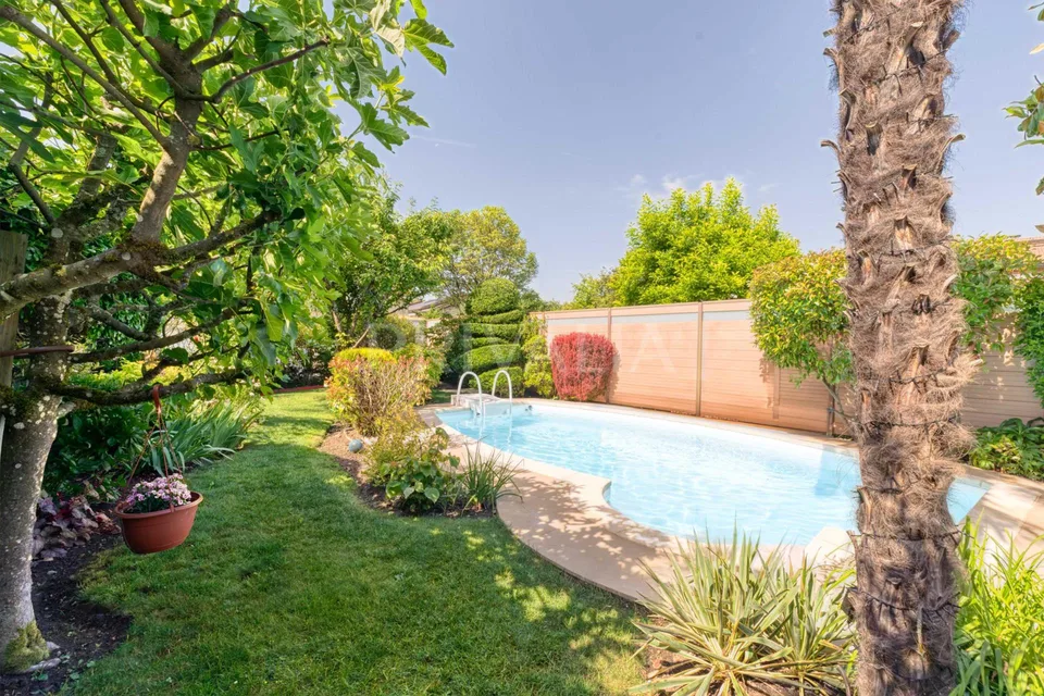 En exclusivité : Charmante maison mitoyenne avec piscine