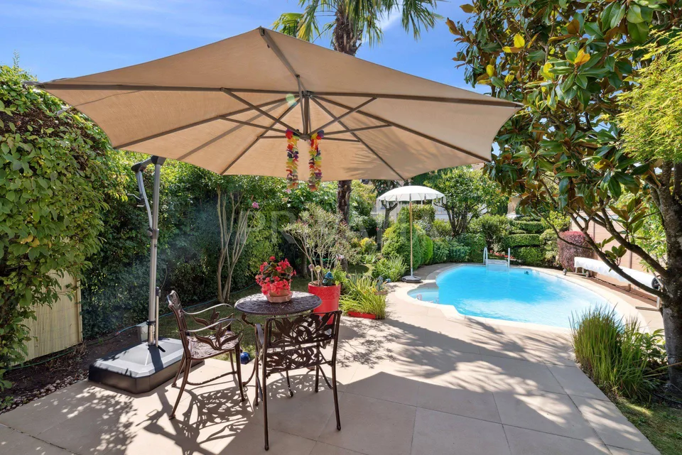 En exclusivité : Charmante maison mitoyenne avec piscine